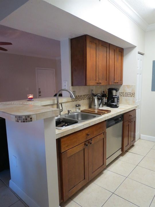 For Rent: $2,100 (1 beds, 1 baths, 810 Square Feet)