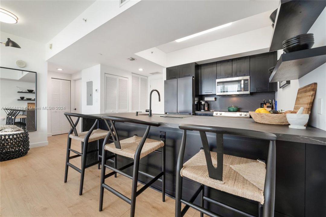 For Sale: $675,000 (2 beds, 2 baths, 970 Square Feet)
