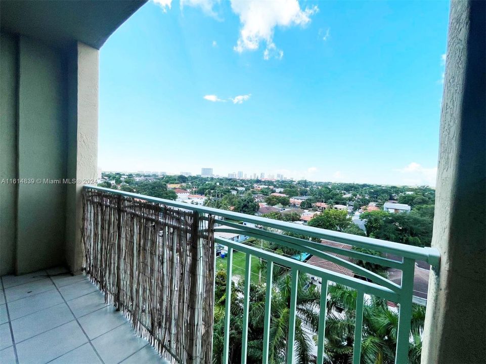 For Sale: $445,000 (2 beds, 2 baths, 917 Square Feet)