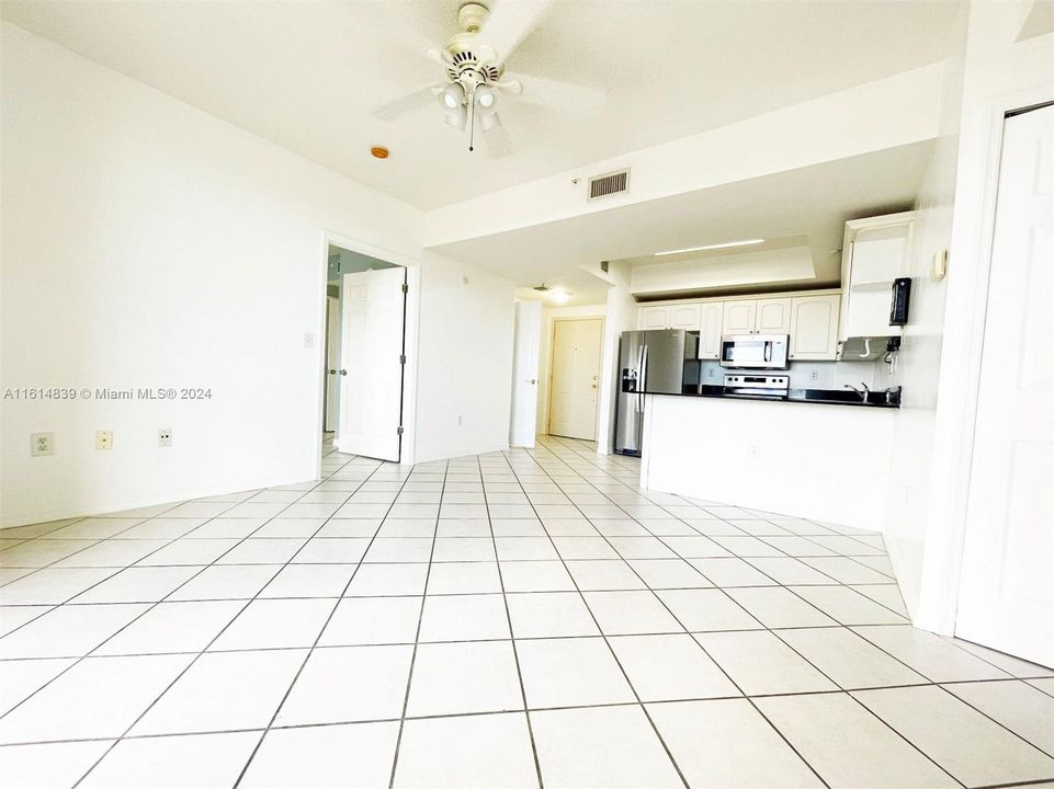 For Sale: $445,000 (2 beds, 2 baths, 917 Square Feet)