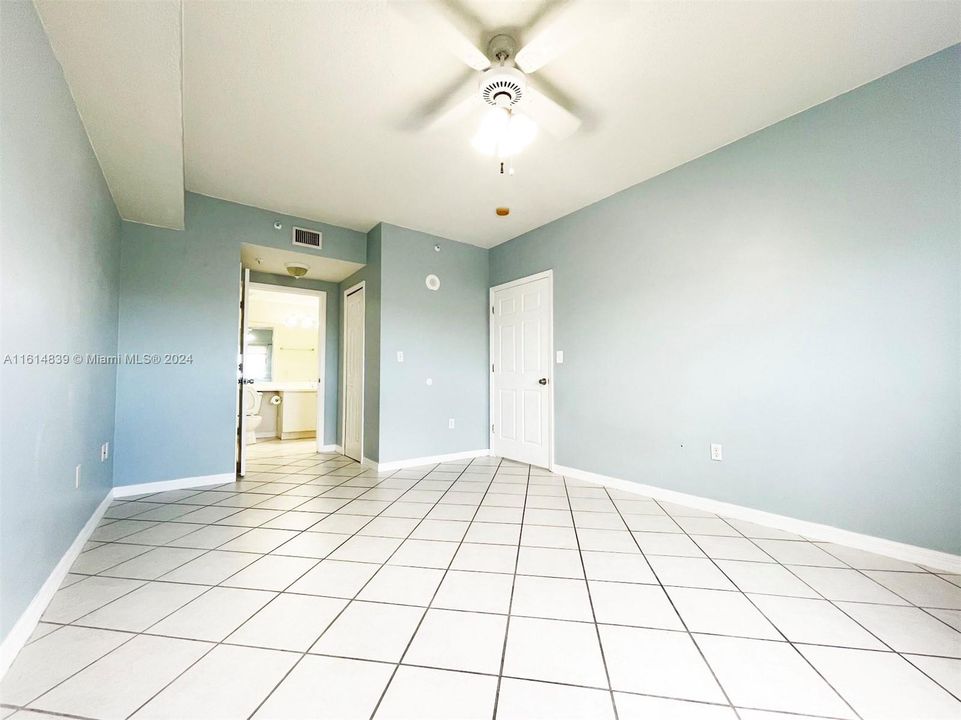 For Sale: $445,000 (2 beds, 2 baths, 917 Square Feet)