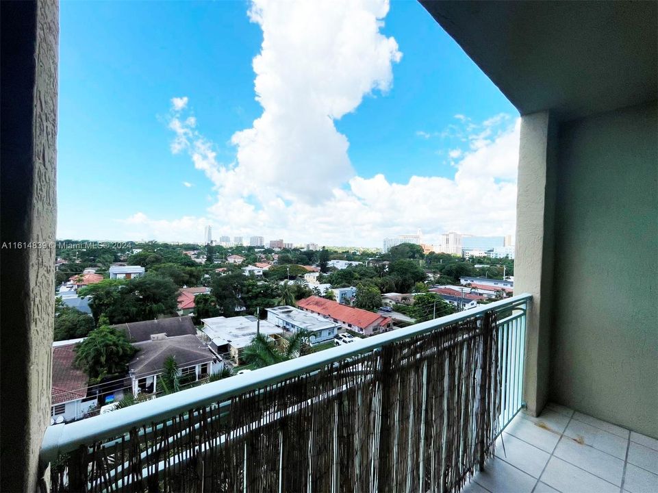 For Sale: $445,000 (2 beds, 2 baths, 917 Square Feet)