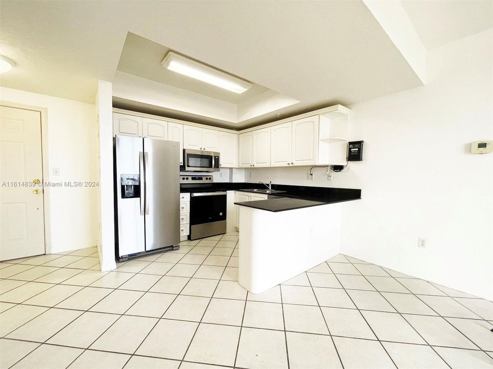 For Sale: $445,000 (2 beds, 2 baths, 917 Square Feet)