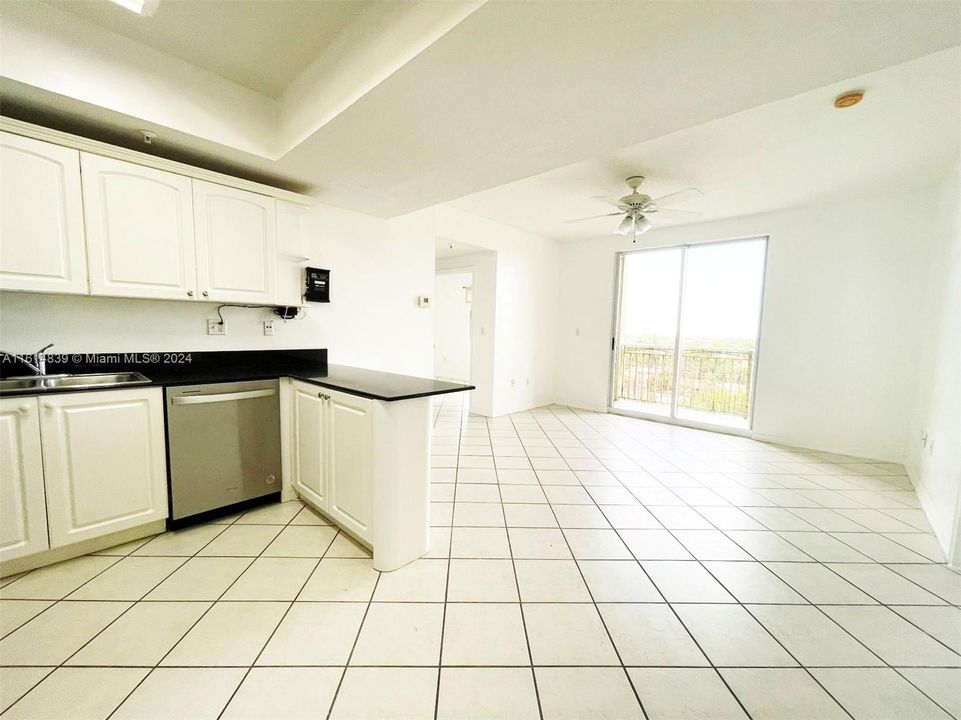 For Sale: $445,000 (2 beds, 2 baths, 917 Square Feet)