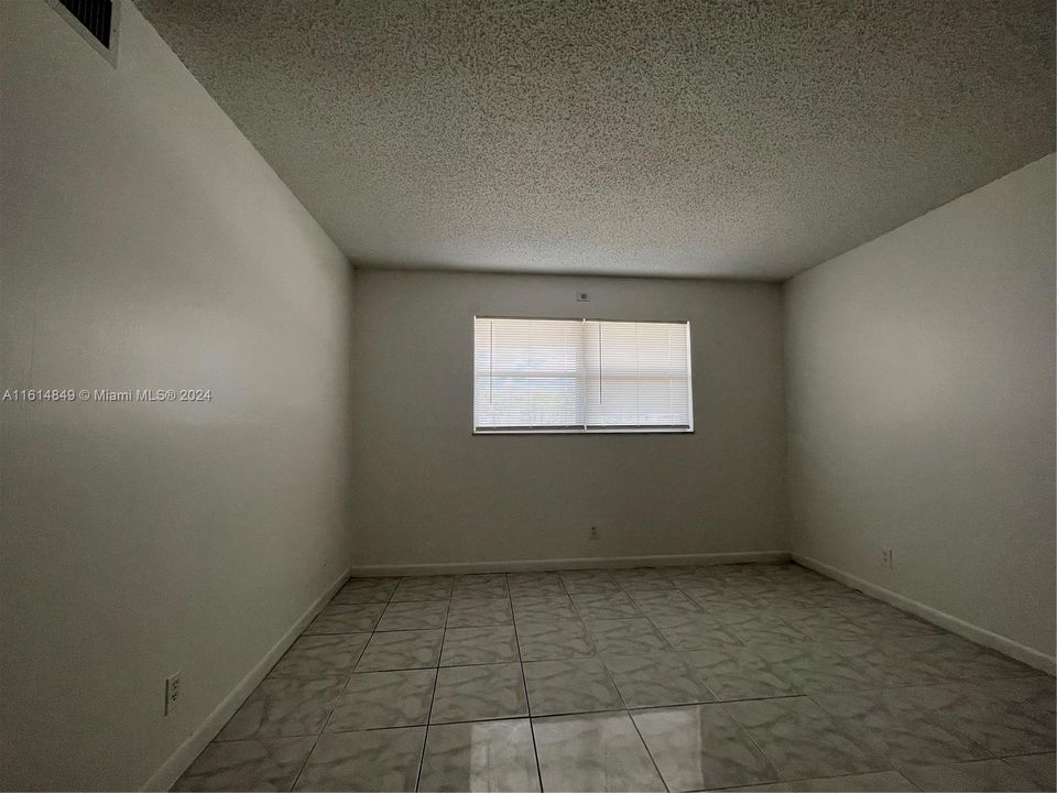 For Rent: $1,900 (2 beds, 2 baths, 949 Square Feet)