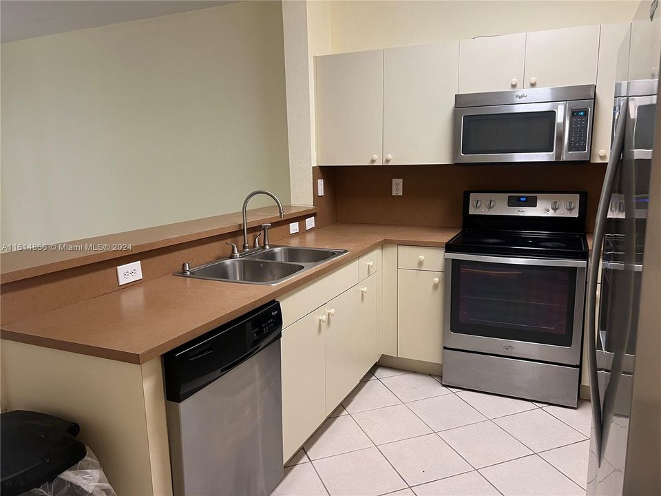 For Rent: $2,850 (3 beds, 2 baths, 1571 Square Feet)