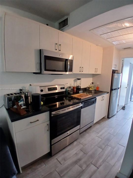 For Rent: $2,100 (1 beds, 1 baths, 412 Square Feet)