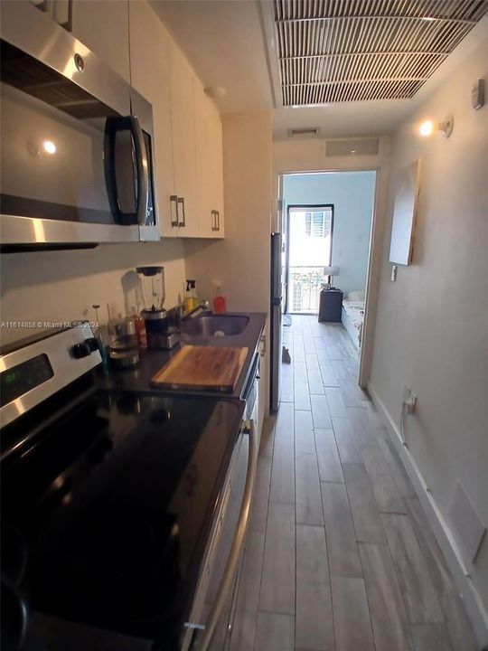 For Rent: $2,100 (1 beds, 1 baths, 412 Square Feet)