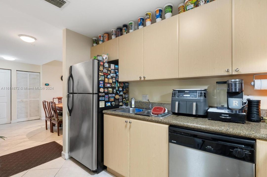 For Sale: $480,000 (2 beds, 2 baths, 902 Square Feet)