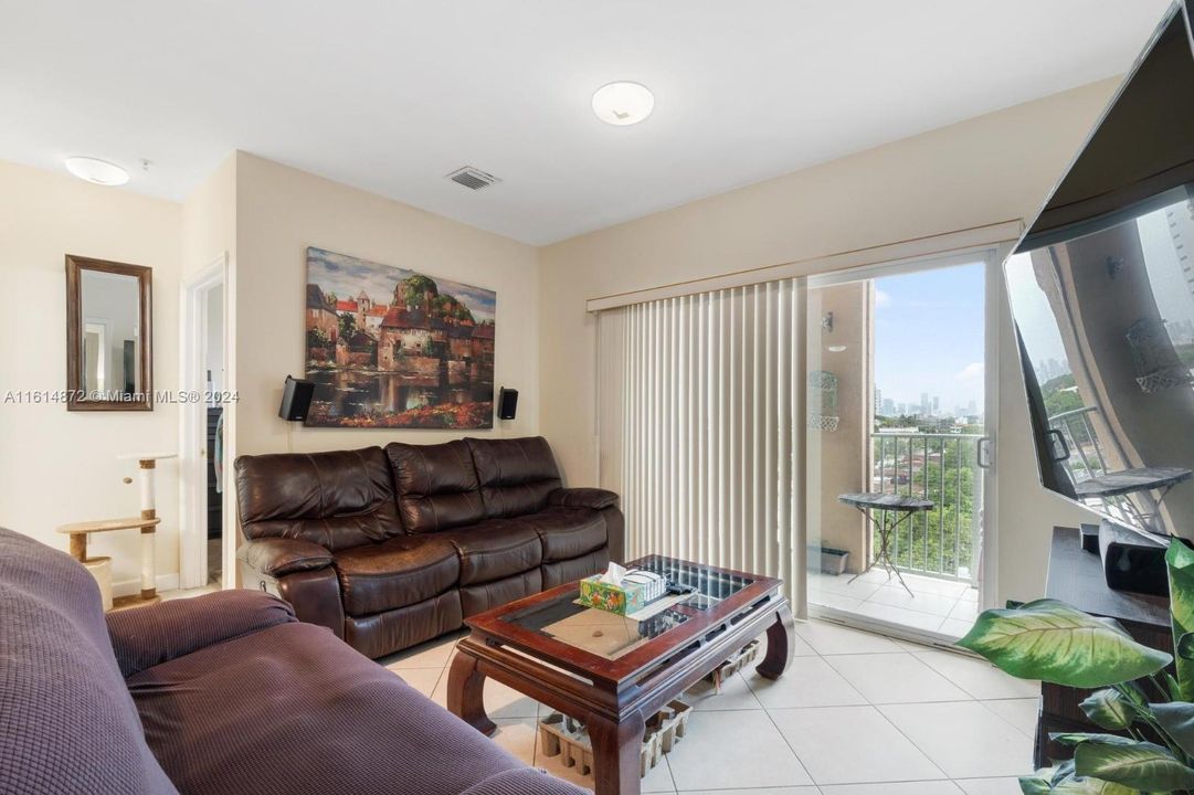 For Sale: $480,000 (2 beds, 2 baths, 902 Square Feet)