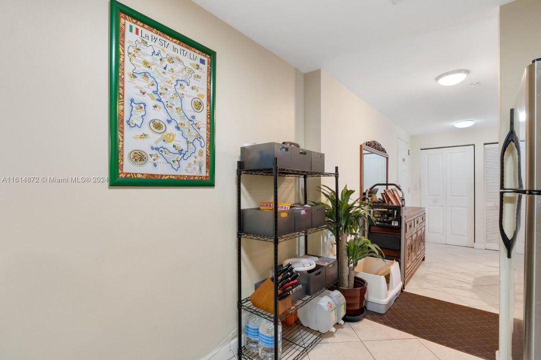 For Sale: $480,000 (2 beds, 2 baths, 902 Square Feet)