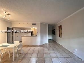 For Rent: $2,390 (1 beds, 1 baths, 893 Square Feet)