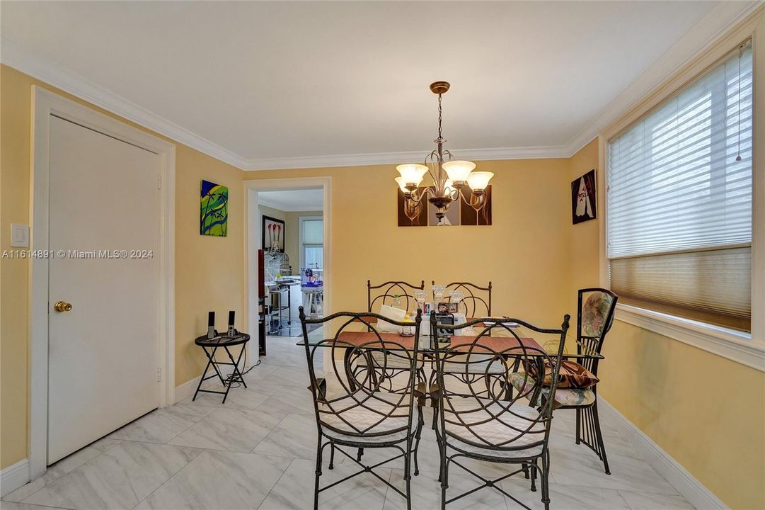 For Sale: $449,000 (3 beds, 1 baths, 1270 Square Feet)