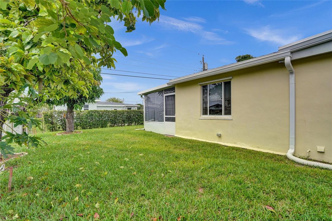 For Sale: $449,000 (3 beds, 1 baths, 1270 Square Feet)