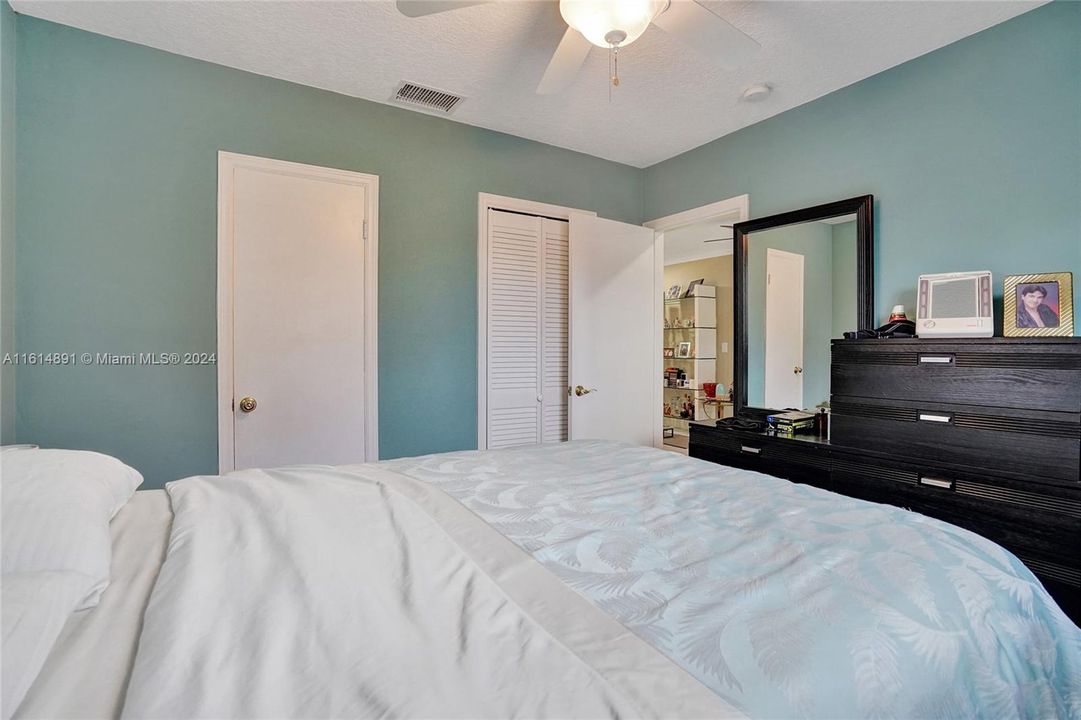 For Sale: $449,000 (3 beds, 1 baths, 1270 Square Feet)