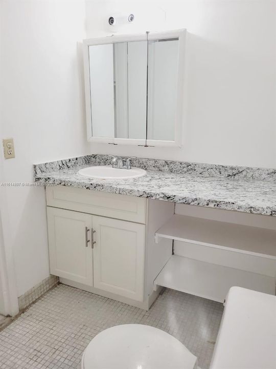 For Rent: $2,300 (2 beds, 2 baths, 895 Square Feet)