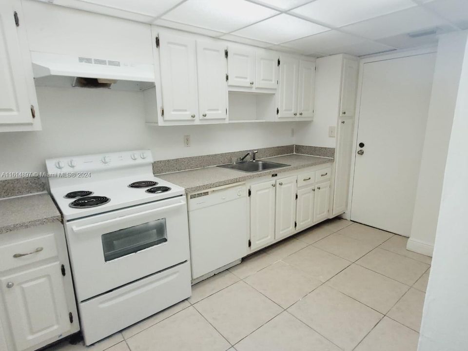 For Rent: $2,300 (2 beds, 2 baths, 895 Square Feet)