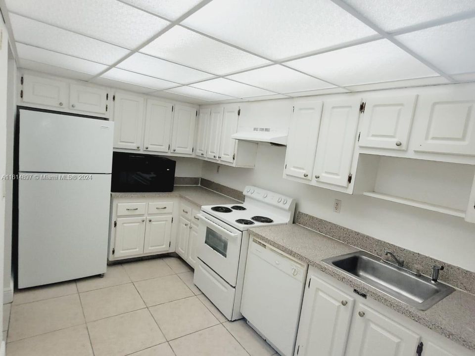 For Rent: $2,300 (2 beds, 2 baths, 895 Square Feet)