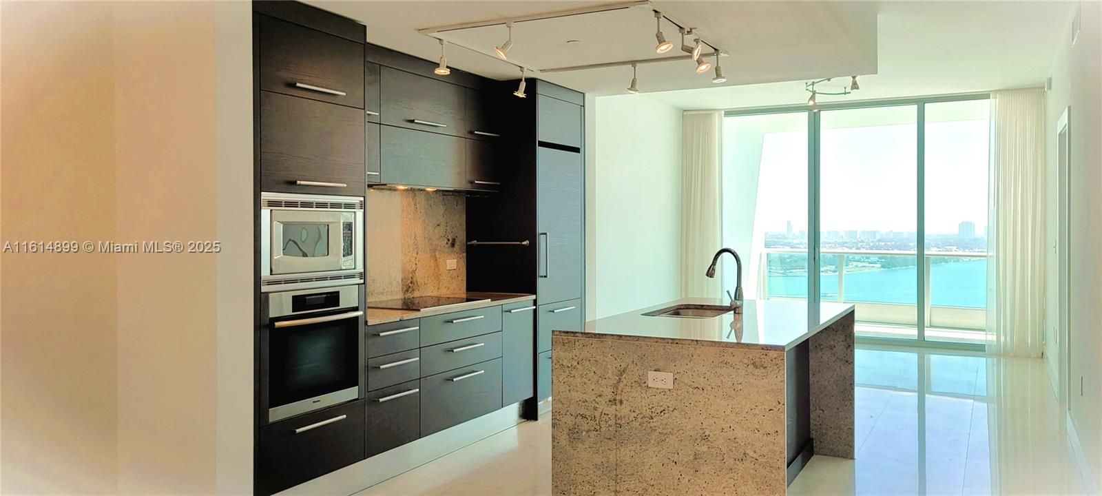 Recently Sold: $649,000 (1 beds, 2 baths, 912 Square Feet)