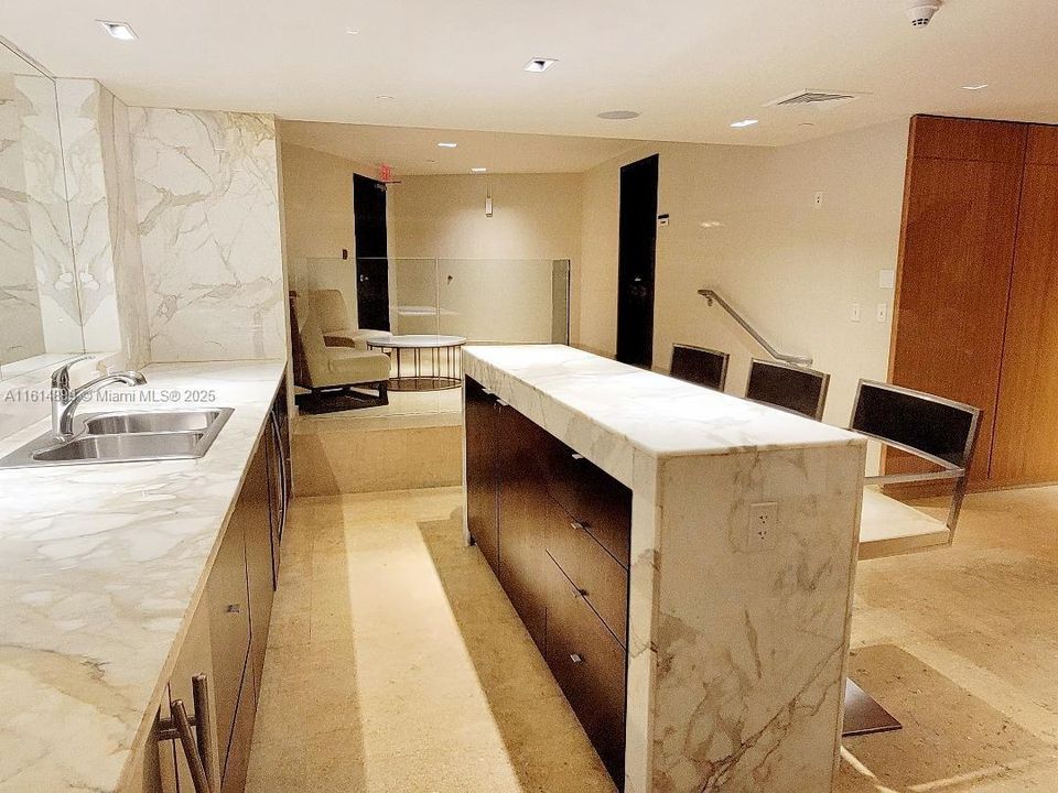 Recently Sold: $649,000 (1 beds, 2 baths, 912 Square Feet)