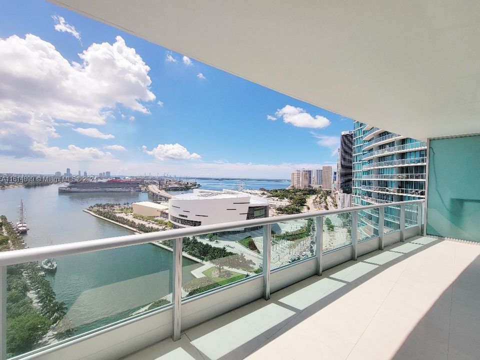 Absolutely private XL-balcony overlooking the best Miami has to offer!