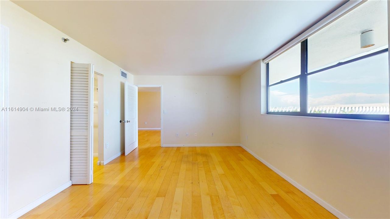 For Sale: $335,000 (1 beds, 1 baths, 740 Square Feet)