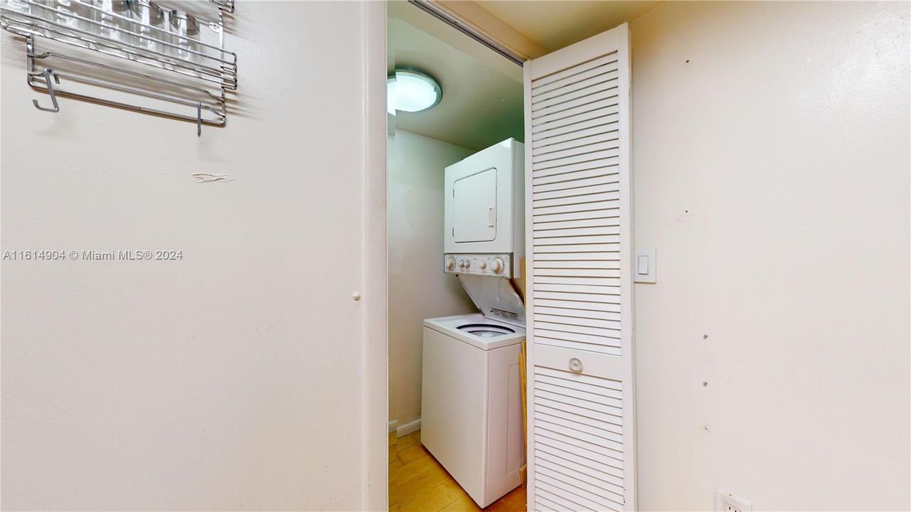 For Sale: $335,000 (1 beds, 1 baths, 740 Square Feet)