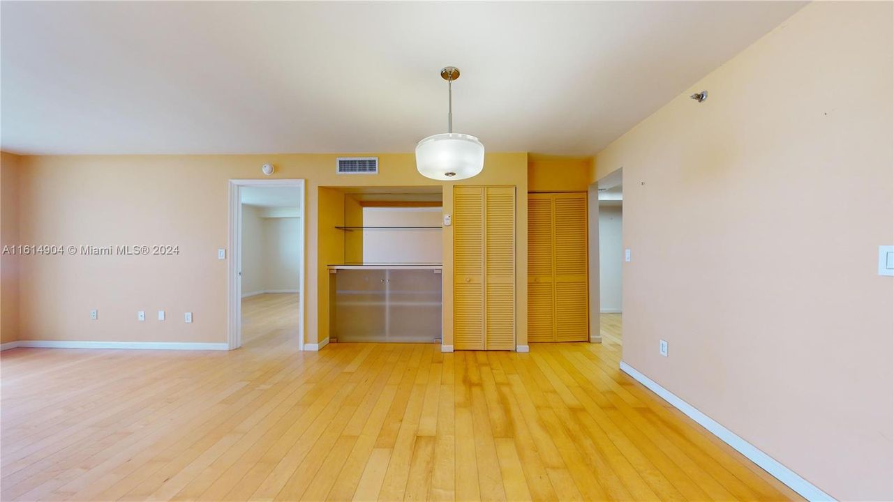 For Sale: $335,000 (1 beds, 1 baths, 740 Square Feet)