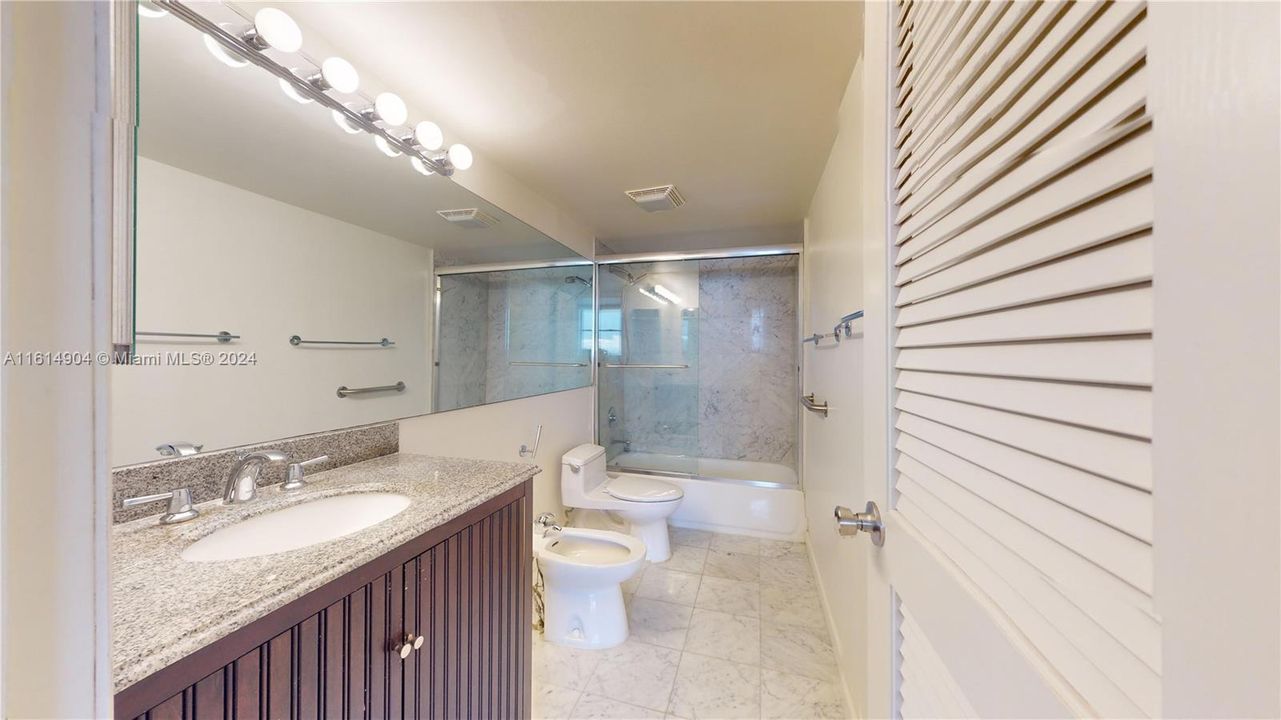 For Sale: $335,000 (1 beds, 1 baths, 740 Square Feet)