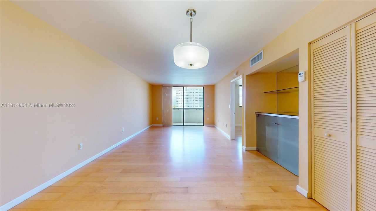 For Sale: $335,000 (1 beds, 1 baths, 740 Square Feet)