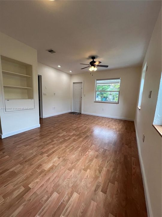 For Rent: $3,000 (2 beds, 1 baths, 739 Square Feet)