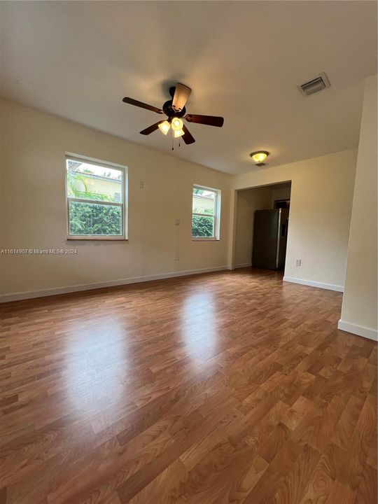 For Rent: $3,000 (2 beds, 1 baths, 739 Square Feet)