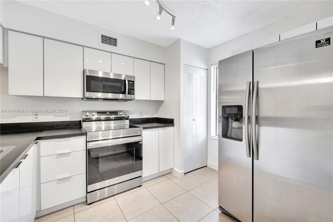 For Rent: $2,250 (2 beds, 2 baths, 1044 Square Feet)