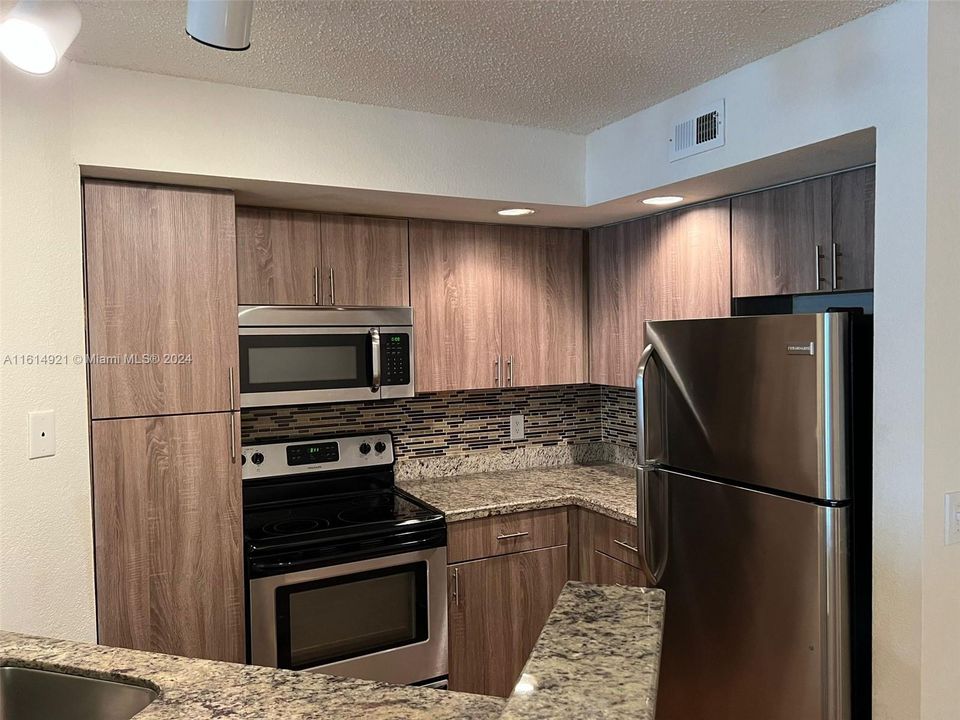 For Rent: $1,900 (1 beds, 1 baths, 743 Square Feet)