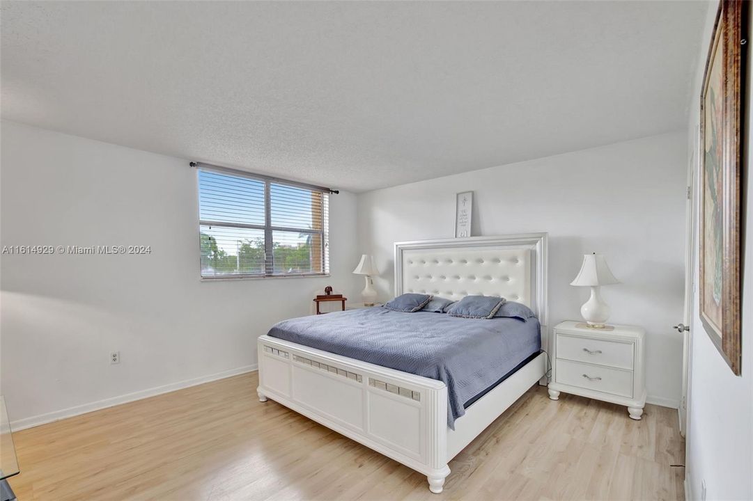 For Sale: $285,000 (2 beds, 2 baths, 1380 Square Feet)