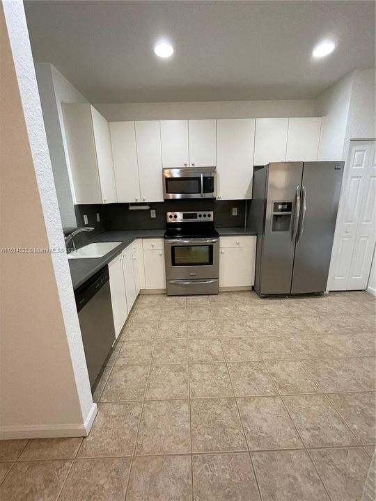 For Rent: $2,700 (2 beds, 2 baths, 1053 Square Feet)
