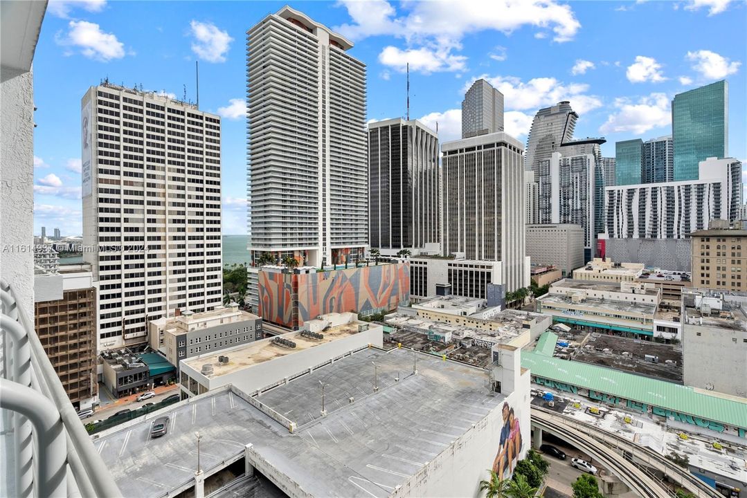 For Sale: $354,000 (1 beds, 1 baths, 665 Square Feet)