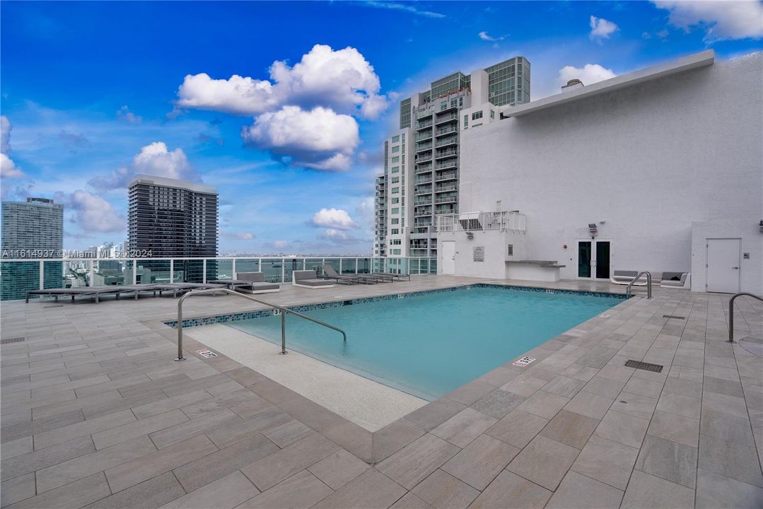 For Sale: $354,000 (1 beds, 1 baths, 665 Square Feet)