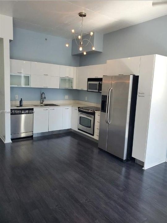 For Sale: $354,000 (1 beds, 1 baths, 665 Square Feet)