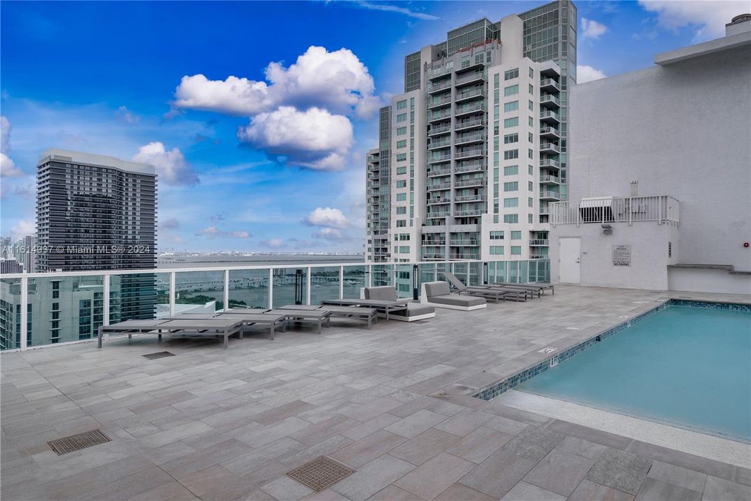 For Sale: $354,000 (1 beds, 1 baths, 665 Square Feet)