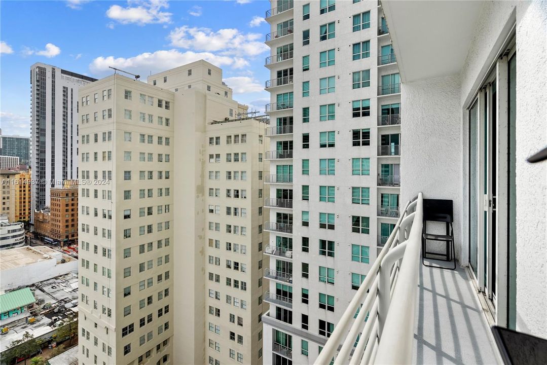 For Sale: $354,000 (1 beds, 1 baths, 665 Square Feet)