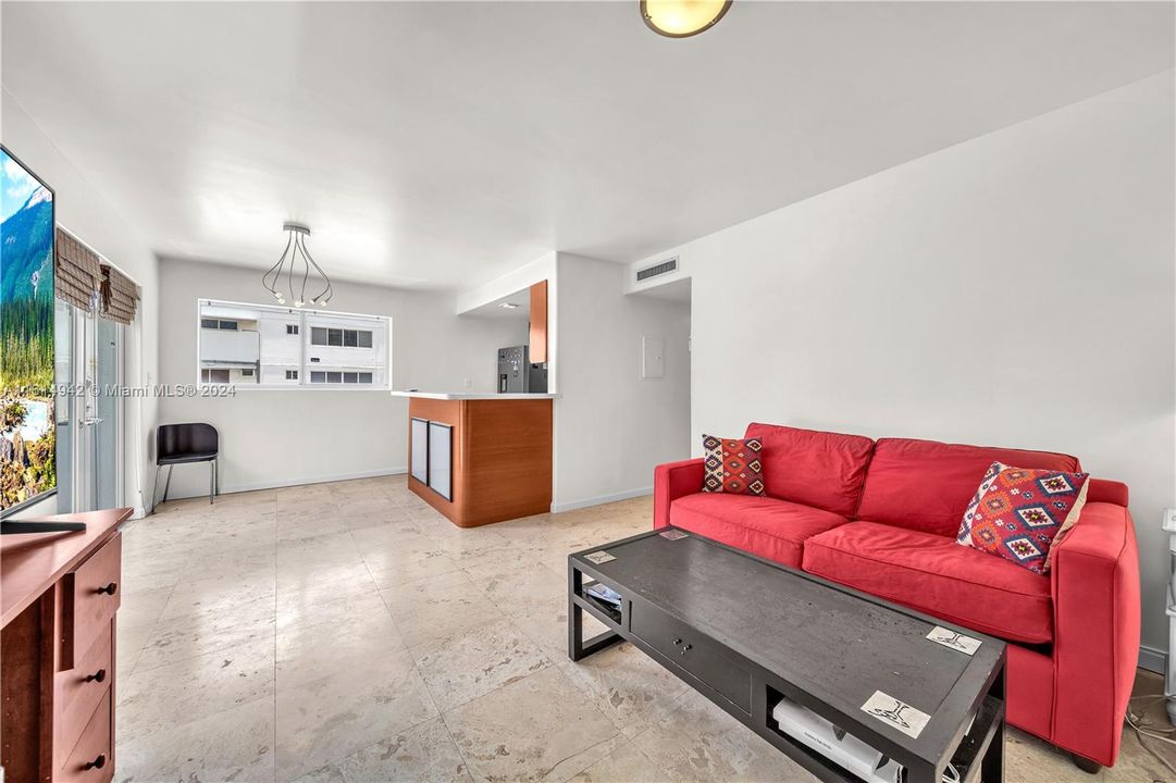 For Sale: $450,000 (2 beds, 1 baths, 708 Square Feet)