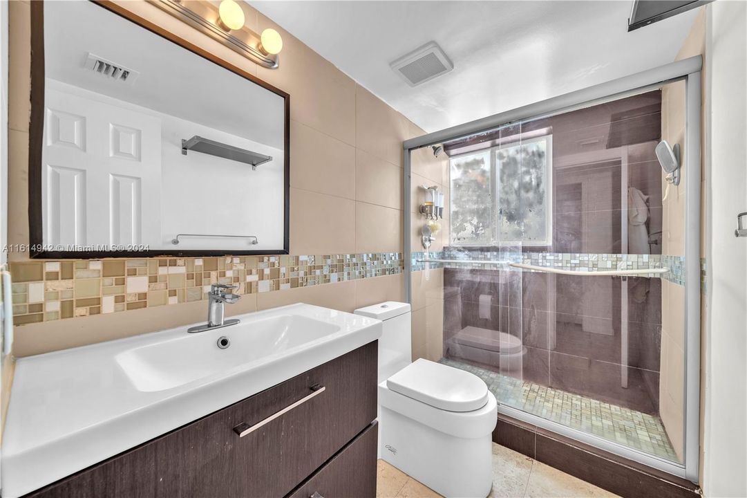 For Sale: $450,000 (2 beds, 1 baths, 708 Square Feet)