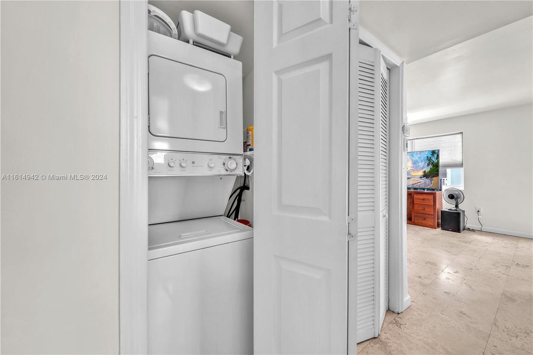 For Sale: $450,000 (2 beds, 1 baths, 708 Square Feet)