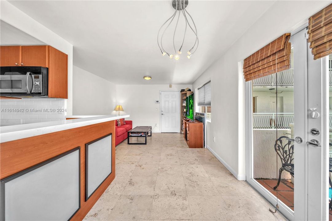 For Sale: $450,000 (2 beds, 1 baths, 708 Square Feet)