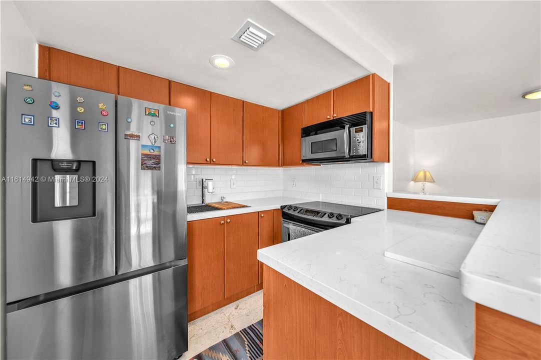 For Sale: $450,000 (2 beds, 1 baths, 708 Square Feet)