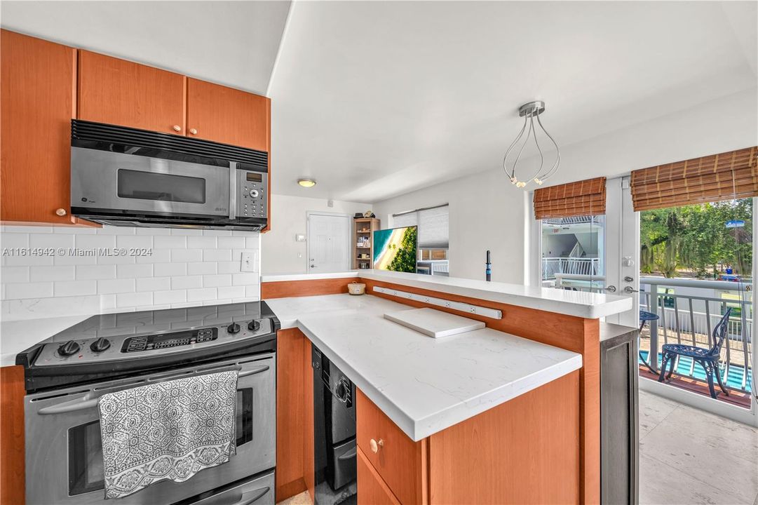 For Sale: $450,000 (2 beds, 1 baths, 708 Square Feet)