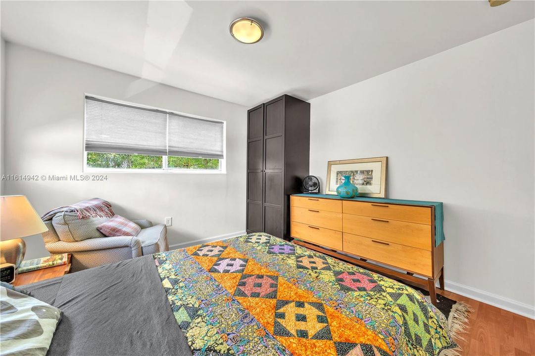 For Sale: $450,000 (2 beds, 1 baths, 708 Square Feet)