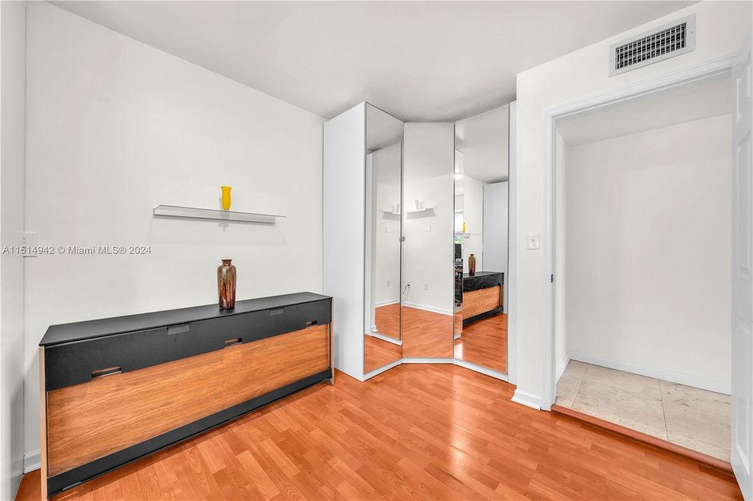 For Sale: $450,000 (2 beds, 1 baths, 708 Square Feet)