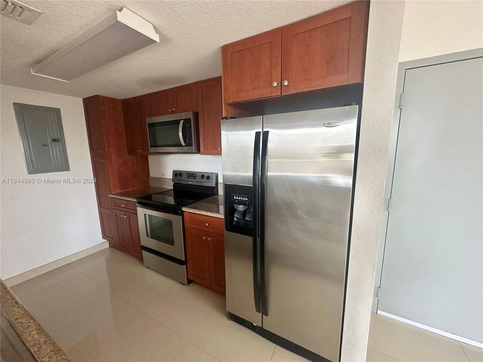 For Rent: $3,000 (2 beds, 2 baths, 950 Square Feet)